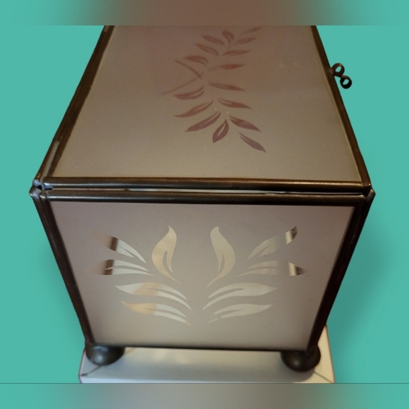 Vintage Clear Glass W/ Brass Curio Jewelry Box Frosted Floral Etchings - Picture 4 of 8